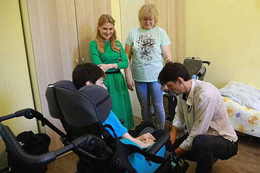 Эвакуированный из Мариуполя ребенок-инвалид получил специализированную коляску от "Единой России"
