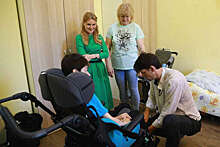 Эвакуированный из Мариуполя ребенок-инвалид получил специализированную коляску от "Единой России"