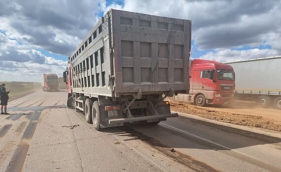 В Татарстане самосвал отбросил легковушку под грузовик — водитель погибла, пострадали дети