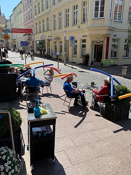 В Германии открылись рестораны. В одном из кафе в городе Шверин, чтобы обеспечить дистанцию между гостями, придумали выдавать им соломенные шляпы с палками для плавания. 