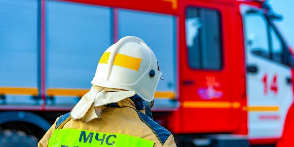 Пожар в ангаре на площади 1 тыс. кв метров потушили в Петербурге