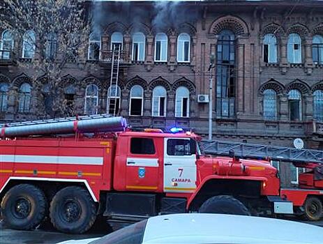 Пожар в доме Челышова перешел на третий этаж