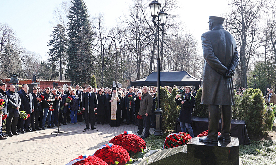 Церемония открытия памятника лидеру ЛДПР Владимиру Жириновскому