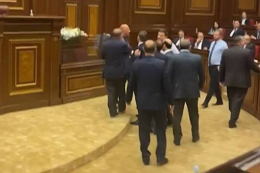 В парламенте Армении произошла потасовка между депутатами