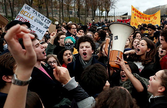 «Свернувшись калачиком под одеялом, Макрон успокаивает себя». Франция в состоянии гнева, растерянности и страха
