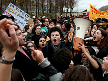 «Свернувшись калачиком под одеялом, Макрон успокаивает себя». Франция в состоянии гнева, растерянности и страха