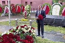 Медведев лично возложил цветы на могилу полярника Чилингарова