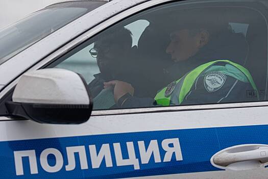 Грузовик c водкой попал в ДТП и перевернулся на МКАД