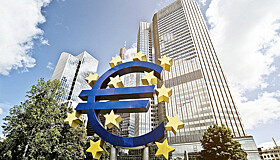 Доля евро упала в международных расчетах