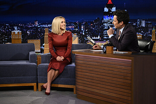 Актриса Сидни Суини пришла на шоу с прямым каре и в облегающем платье