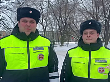 В Кемеровской области – Кузбассе полицейские оказали помощь автомобилисту, который на проезжей части потерял сознание