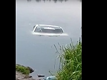 Утром из озера Пеньковое на ул. Коммунистической спасатели достали автомобиль (видео)
