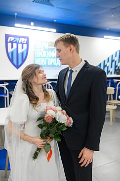 Нижегородцы поженились на футбольном поле перед матчем «Пари НН» — «Краснодар»