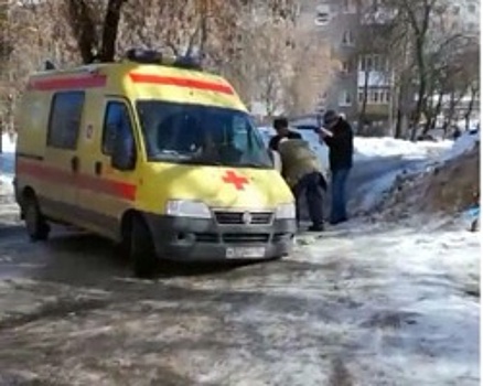 В Уфе машина скорой помощи застряла в яме