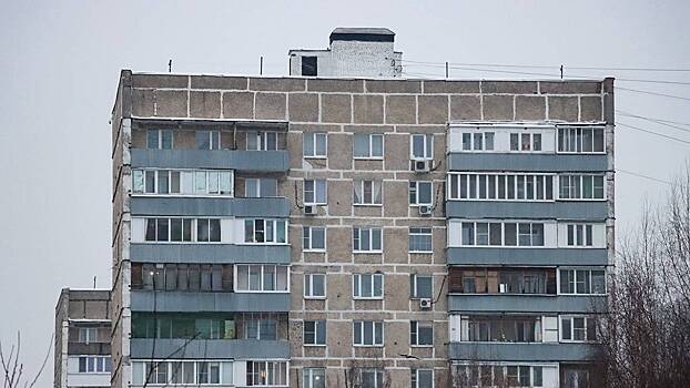 Петербуржец спас ребенка, который повис на 12-м этаже жилого дома