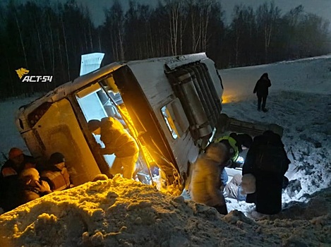 На трассе под Новосибирском перевернулся пассажирский автобус