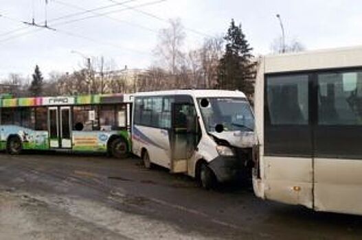 В тройном ДТП автобусов у воронежского политеха пострадали четыре пассажира