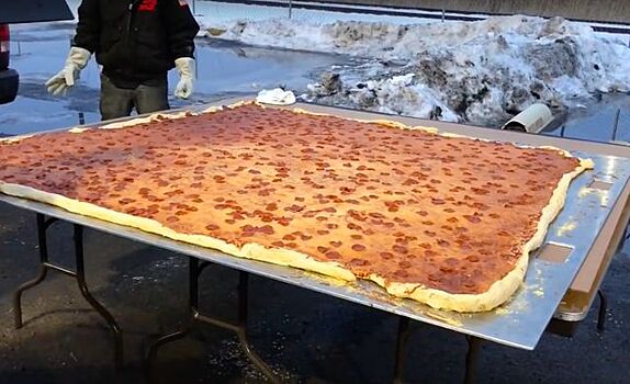 В США приготовили самую большую пиццу