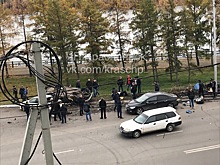 «Куда несся?!»: иномарка протаранила два автомобиля в Красноярске. Видео