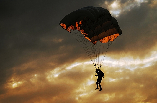 70-летняя пенсионерка из Подмосковья исполнила мечту и впервые прыгнула с парашютом