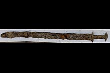 В Швеции ребенок нашел в озере древний меч