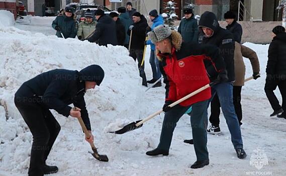 Курские спасатели взяли в руки лопаты и расчистили снег на улице Горького