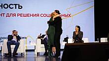 Алла Довлатова и Анна Седокова помирились и обнялись на форуме «Мы вместе»