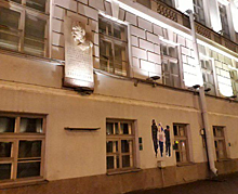 В Петербурге на бывшем здании ВЧК появился рисунок с омоновцами и демонстрантом