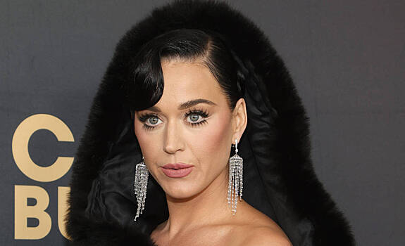 Кэти Перри похвасталась роскошным бюстом в облегающем комбинезоне