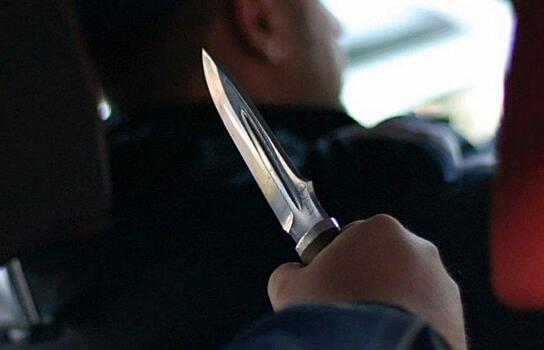 В Кирове мужчина напал на водителя с ножом у гаража и угнал его машину: пострадавший в больнице