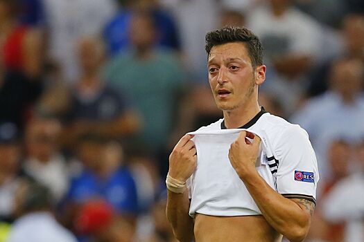 Месут Озил объявил о завершении карьеры