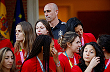 Глава федерации футбола Испании отстранен от должности за поцелуй с футболисткой на награждении женского ЧМ
