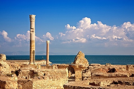 Тунис отменяет ПЦР-тесты и карантин для ряда туристов