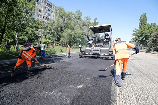 В Волгограде на улице Джека Лондона укладывают 15 000 кв.м. асфальта