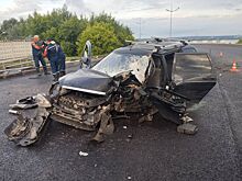 Водитель «Лады Приоры» в Ижевске влетел в столб на набережной и погиб