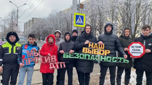 В Ставрополе «студенческий патруль» и автоинспекторы проводят адресную работу с пешеходами и водителями в местах концентрации ДТП