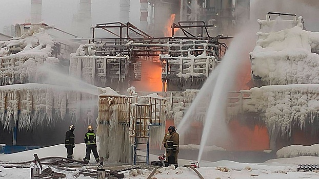 Опубликовано видео с места тушения горящего терминала в порту Усть-Луга