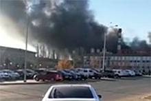 Загоревшийся в российском регионе завод «Красный Октябрь» сняли на видео