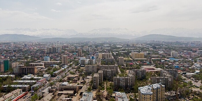 Последствия пыльной бури и шквала устраняют в Кыргызстане