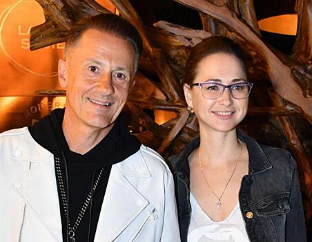 Постройневшую жену Олега Меньшикова без макияжа приняли за его дочь