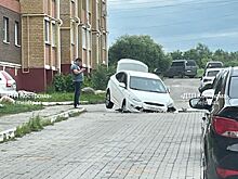 Машина провалилась в яму у многоэтажки в Костроме
