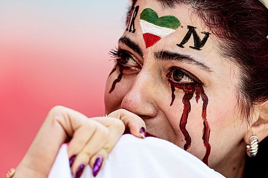 У иранской женщины отняли флаг на чемпионате мира по футболу в Катаре