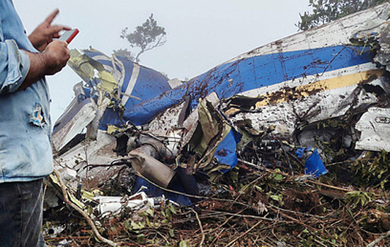 Пассажирский самолет потерпел крушение на севере Колумбии