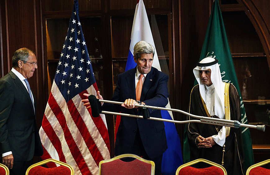 Министр иностранных дел России Сергей Лавров, госсекретарь США Джон Керри и министр иностранных дел Саудовской Аравии Адель аль-Джубейр (слева направо) во время встречи