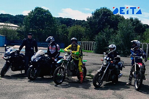 Мотоциклиста, сбившего двух школьников на пешеходном переходе, ищет полиция Приморья