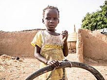 Дети из бедных и богатых семей показали свои игрушки