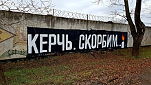 Кемеровчане возвели стихийный мемориал жертвам стрельбы в Керчи у ТЦ «Зимняя вишня»