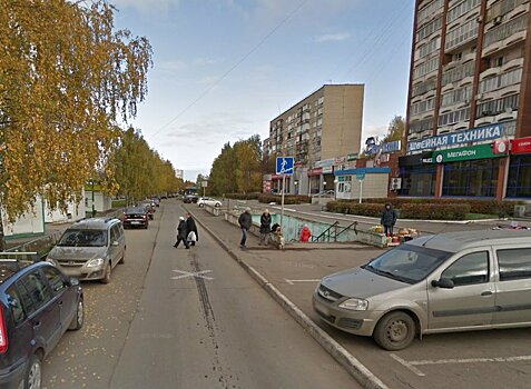 В Ижевске на проезде между магазином «Электротехника в быту» и остановкой оборудуют пешеходный переход