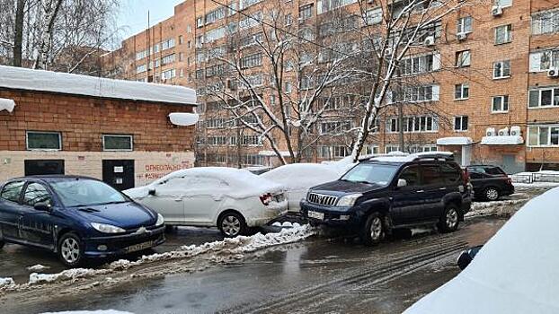 Парковку на Дубнинской улице приведут в порядок