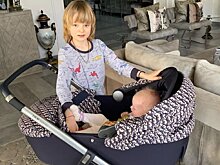 Яну Рудковскую критикуют за покупку ходунков годовалому сыну